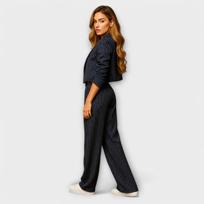 Elegantes gestreiftes Damenset mit Jacke und Hose