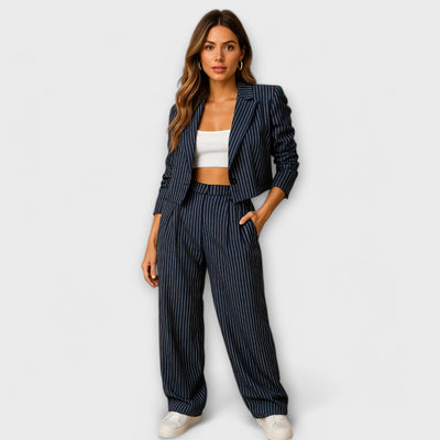 Elegantes gestreiftes Damenset mit Jacke und Hose
