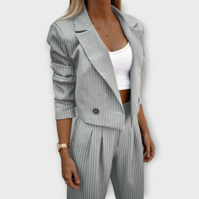 Elegantes gestreiftes Damenset mit Jacke und Hose